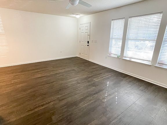 3rd image of 201 Yellow Hawthorn Cir