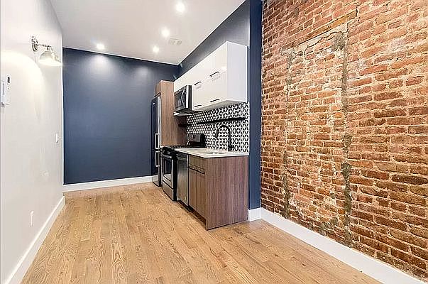 1st image of 385 Woodbine St #1R