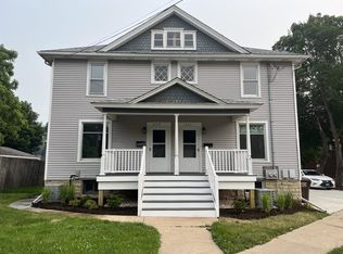 231 McHenry Ave, Woodstock, IL 60098