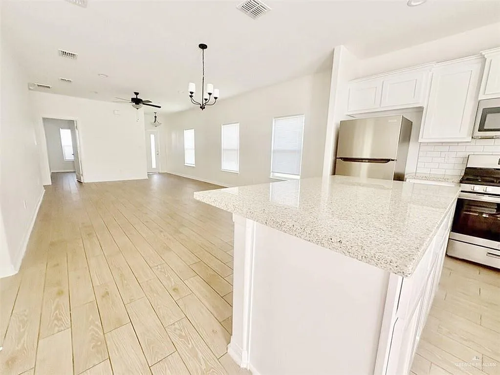 3 bed, 2.0 bath, 1816 sqft, $1,950 — Photo 4