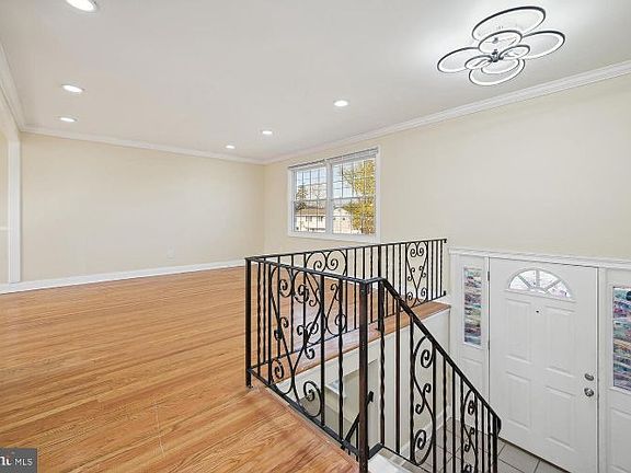 3rd image of 32 Evergreen Ln