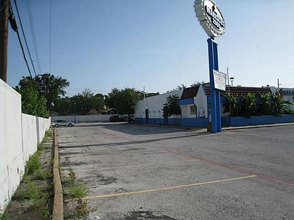 4th image of 3425 Grande Bulevar