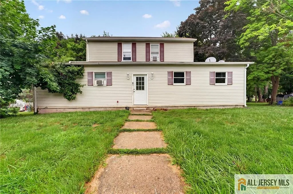 2 bed, 1.0 bath, 2608 sqft, $2,100 — Photo 1