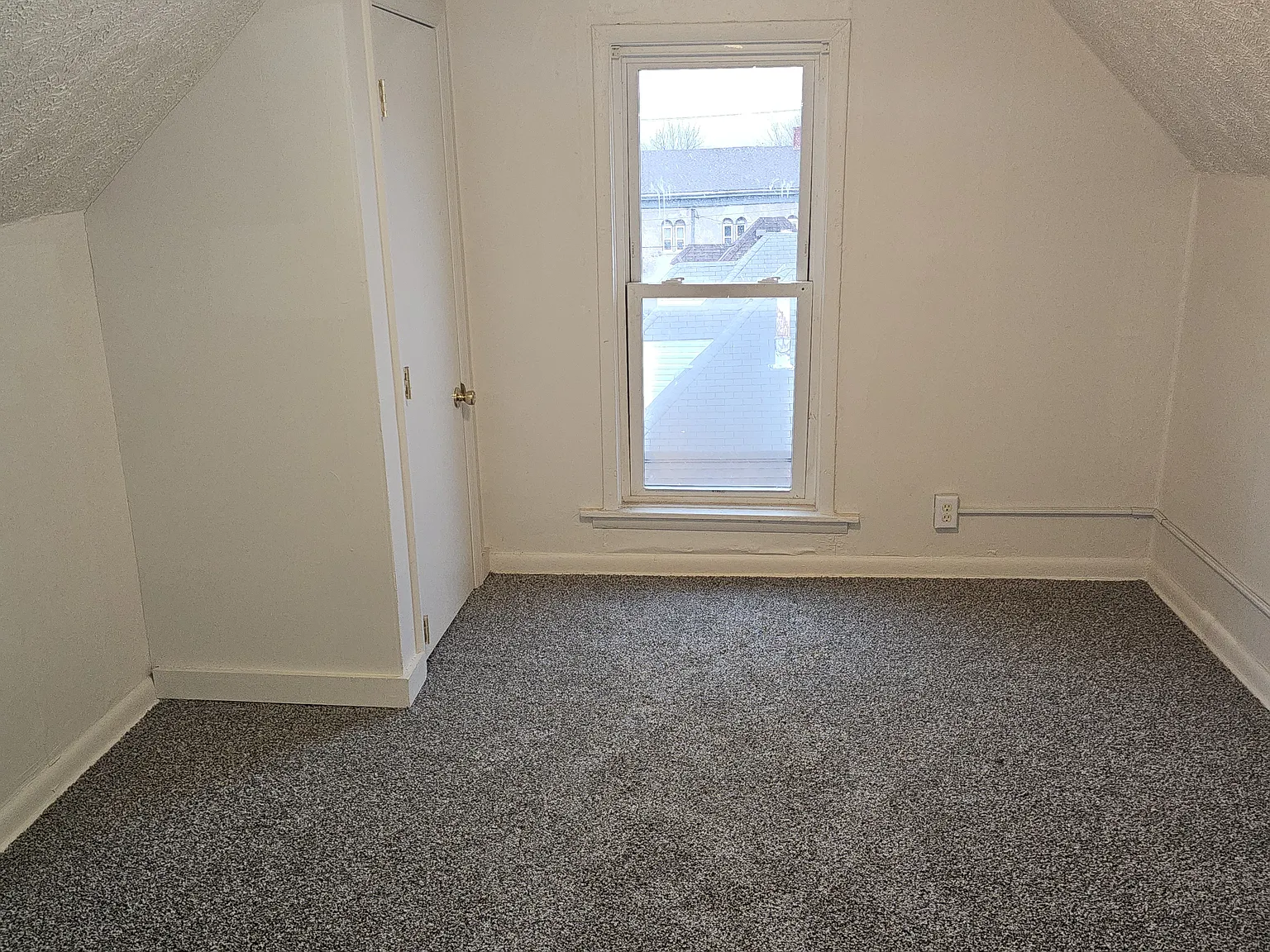 3 bed, $1,300 — Photo 4