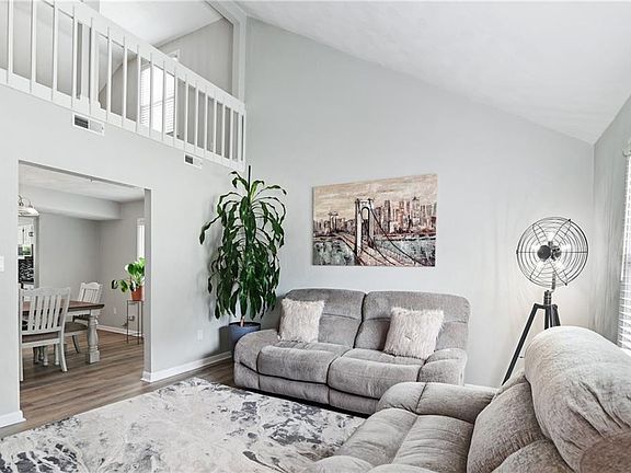 3rd image of 3 Kenilworth Dr