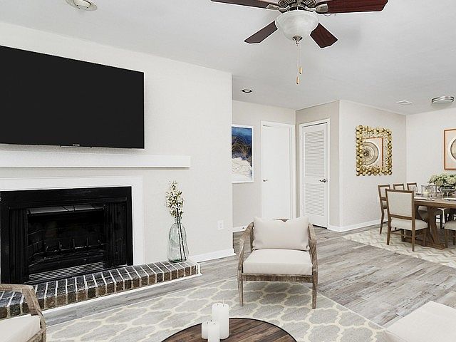 Beautifully Renovated Livingroom