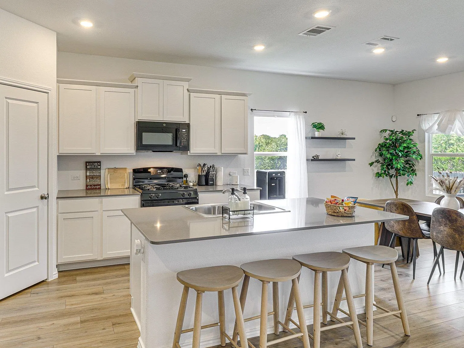 4 bed, 2.5 bath, 2467 sqft, $3,650 — Photo 3