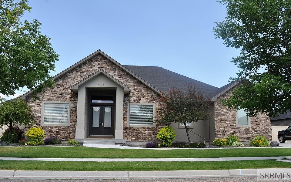1st image of 319 Stillwater Cir