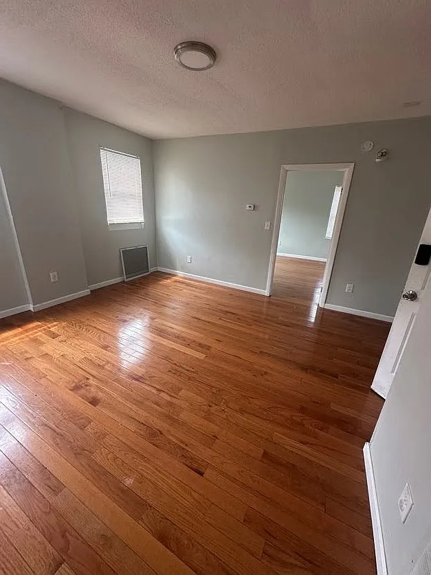 3 bed, 1100 sqft, $1,799 — Photo 3