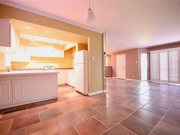 2nd image of 350 Thunderbird Dr APT 31