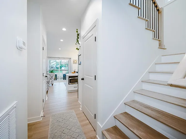 526 Essex St — Photo 31