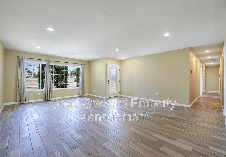 1219 N Van Buren St — Photo 8