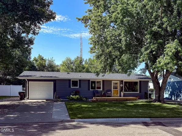 31 McDougall Dr, Bismarck, ND 58504