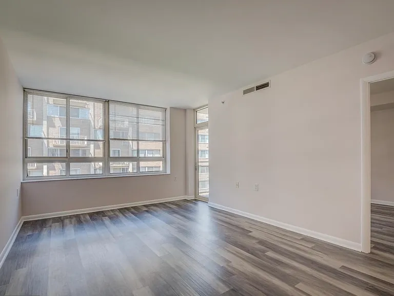 350 G St SW — Photo 16