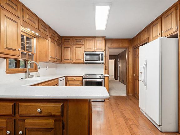 3rd image of 2437 Cardinal Way