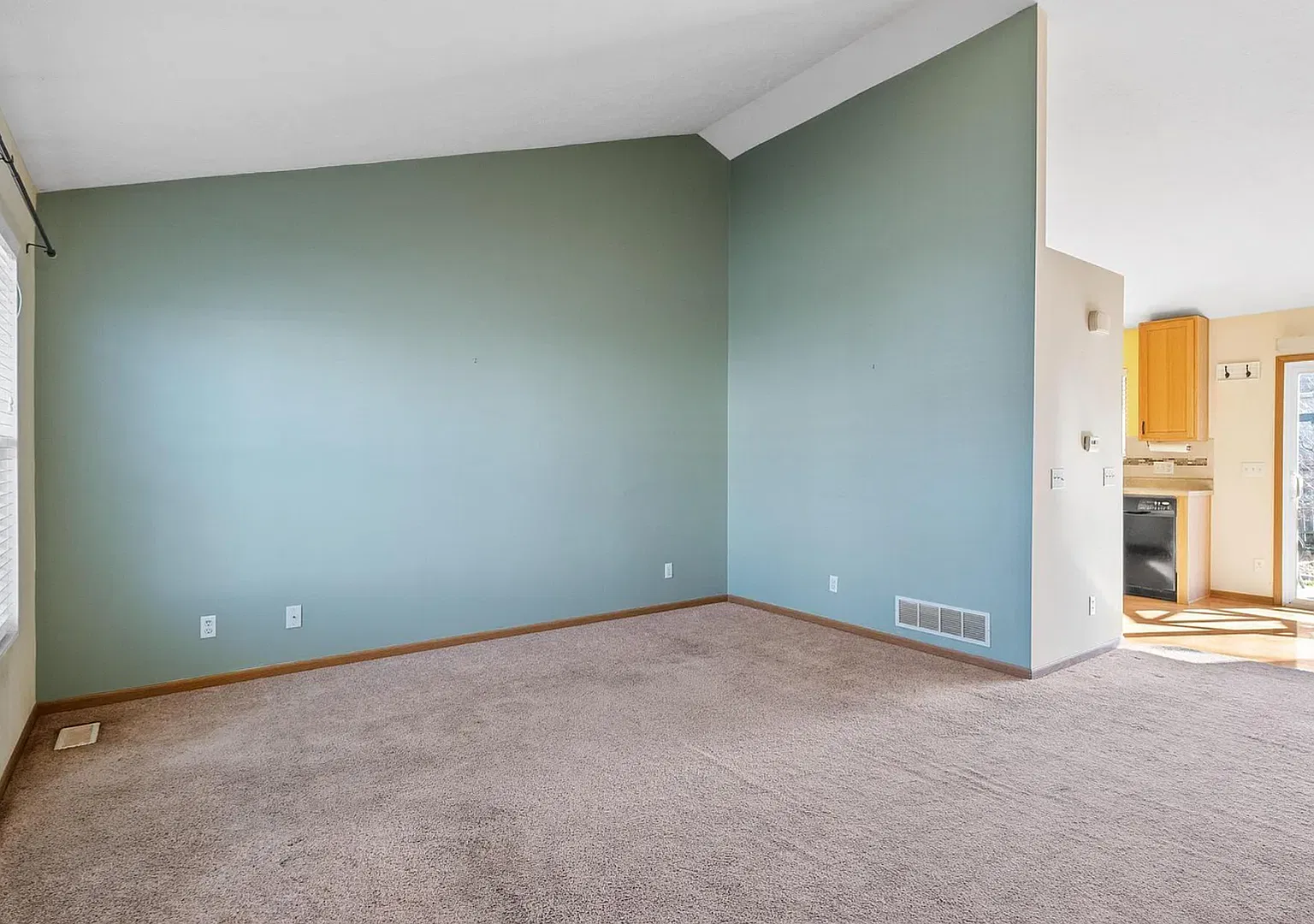 Spacious 3-Bedroom with Fenced Yard & Garage — Photo 3