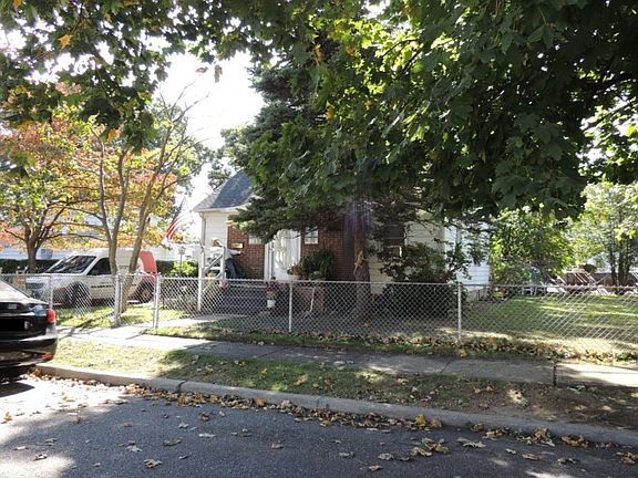 2nd image of 2428 Lancaster St