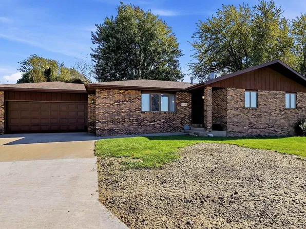 758 Highland Ct, Holy Cross, IA 52053