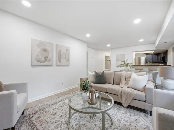 300 Briarcrest Dr Unit 140, Ann Arbor, MI 48104