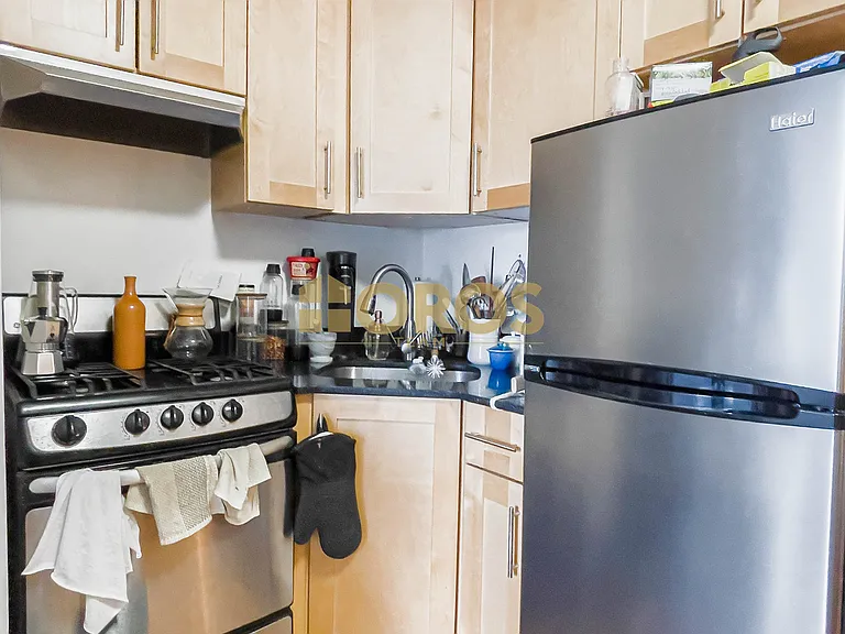 215 E 10th St #21 — Photo 3