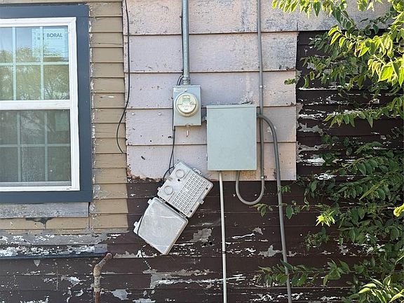 3rd image of 1325 E Hemlock St