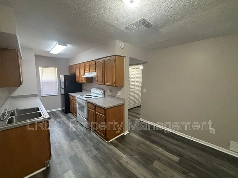 3 bed, 2.0 bath, 1296 sqft, $1,575 — Photo 3