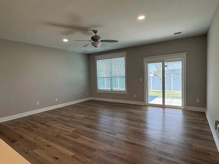 852 N Cloverleaf St #852 — Photo 4