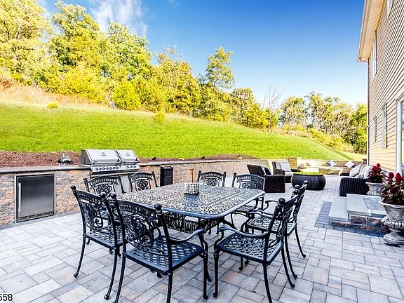5th image of 10 Waterford Ct
