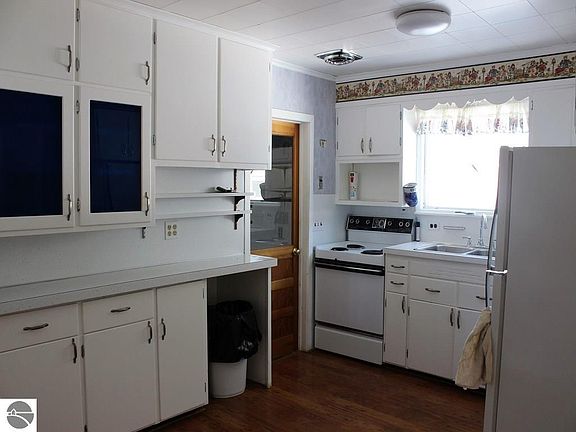4th image of 419 Linden St