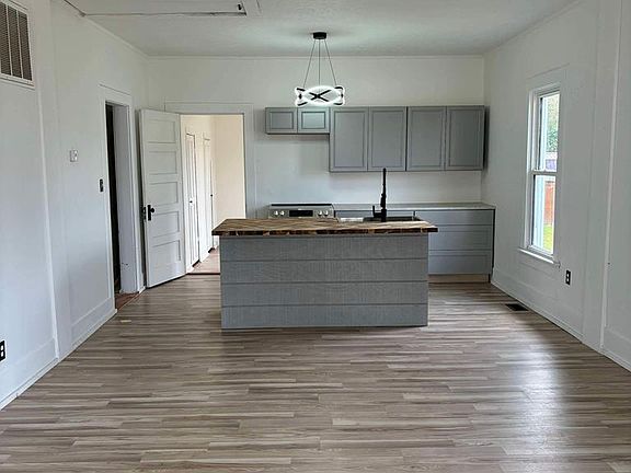 3rd image of 686 W Noel Ave