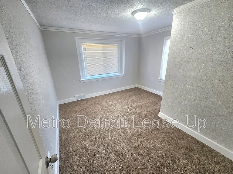 3651 Buckingham Ave — Photo 8
