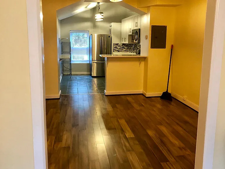 709 S Broadway — Photo 9