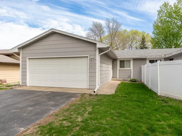 1031 Eastview Cir, Shakopee, MN 55379