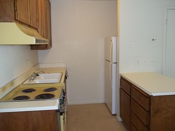 3rd image of 6088 N Fresno St #595
