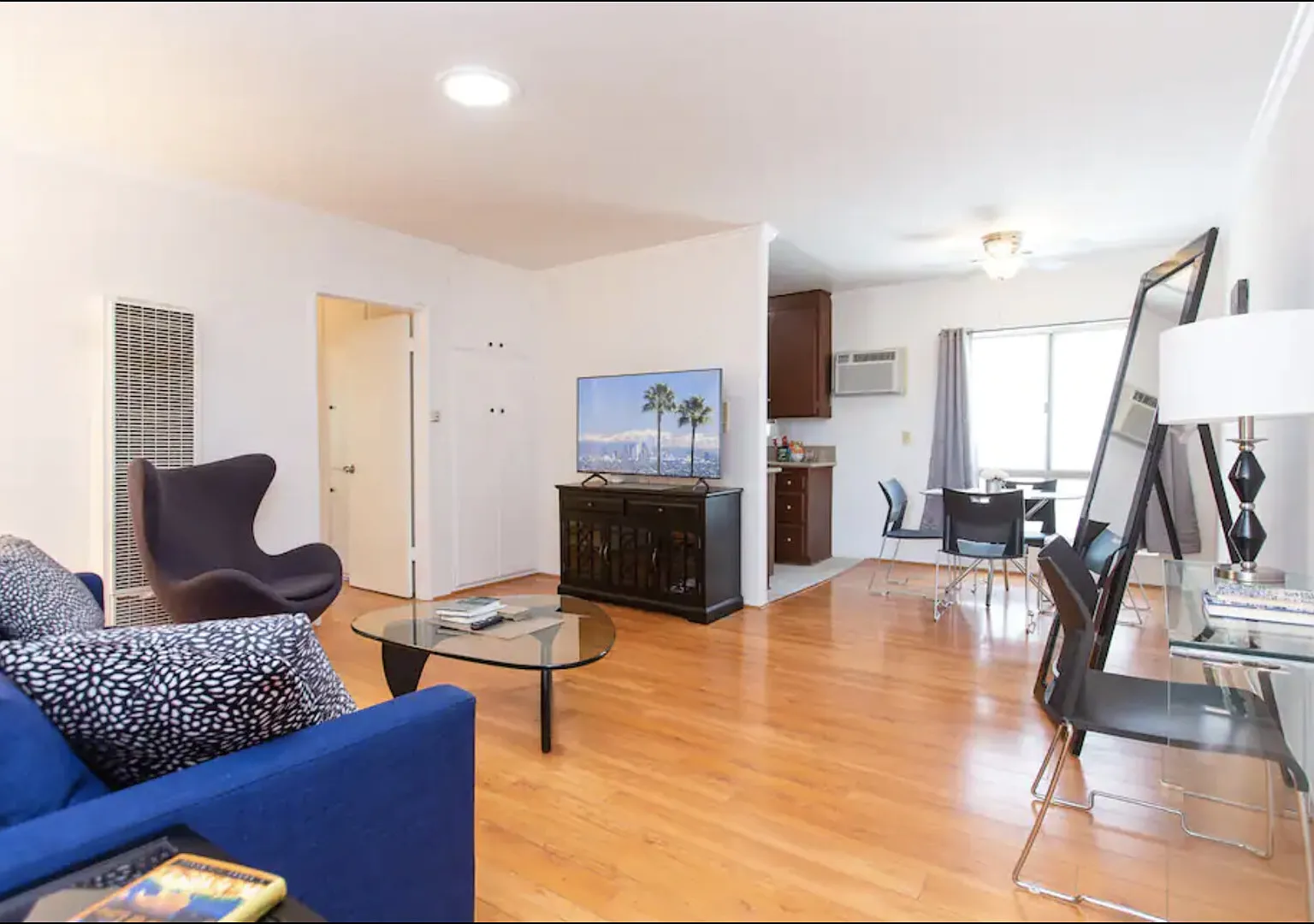 Stylishly Chic & Sunny 2 BDRM Flat in Weho! — Photo 1
