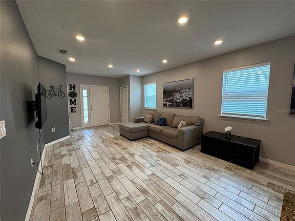 4th image of 118 Hurst Ct