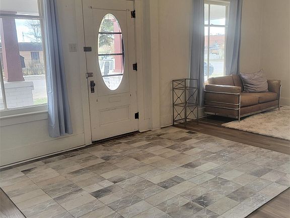 4th image of 403 Cottonwood Ave