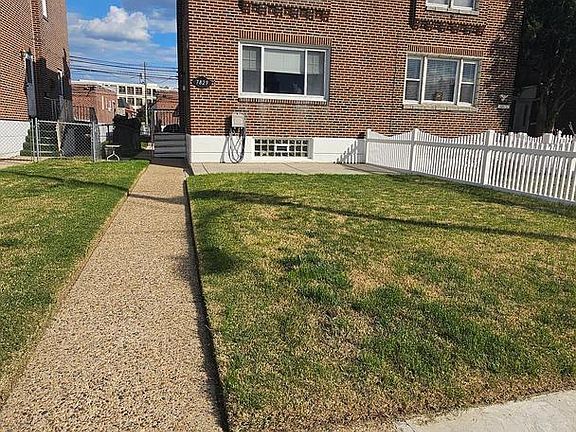 4th image of 7829 Horrocks St
