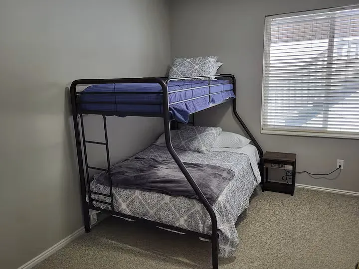 3 bed, 2200 sqft, $2,100 — Photo 4