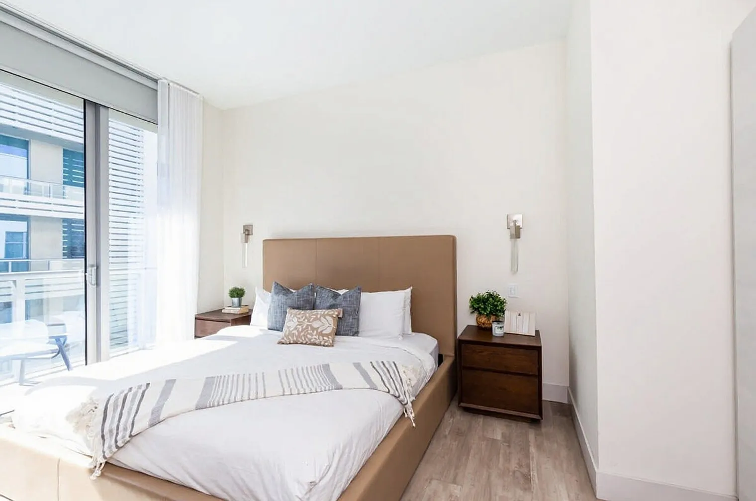 2 bed, 1.0 bath, 839 sqft, $3,594 — Photo 4