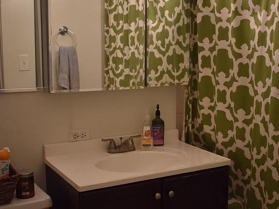3rd image of 935 W Cornelia Ave APT 1A