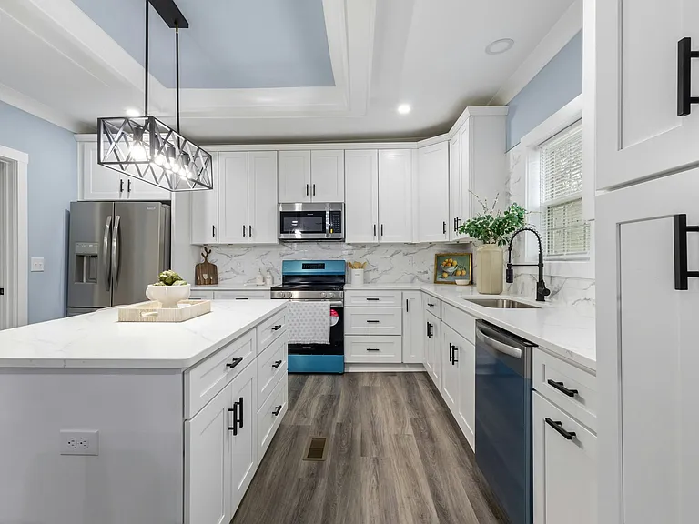 305 E Henry St — Photo 10