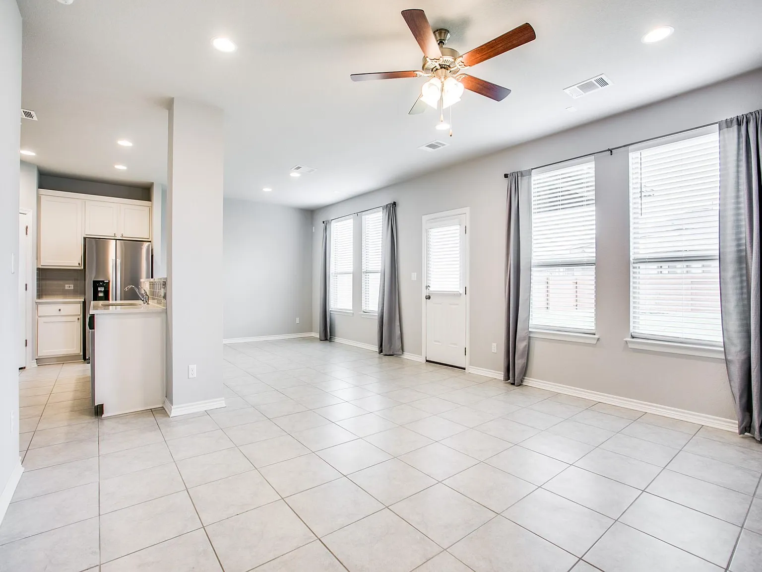 3 bed, 2.5 bath, 1946 sqft, $1,995 — Photo 3