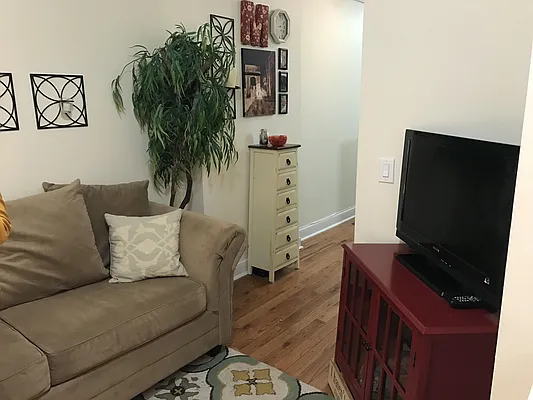 Rented by Salon Realty Corp | media 7