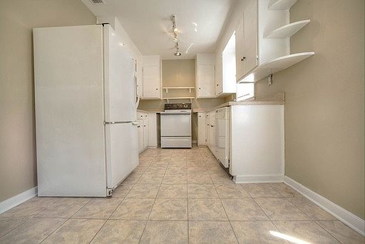 2nd image of 703 1/2 New Jersey St