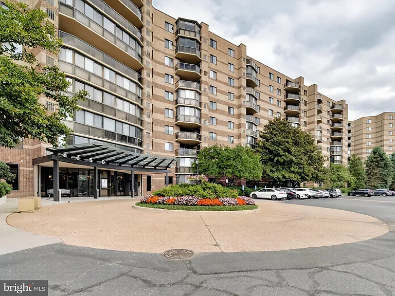 8350 Greensboro Dr #422 — Photo 4