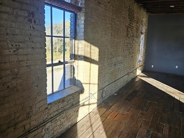 1303 W College St — Photo 23