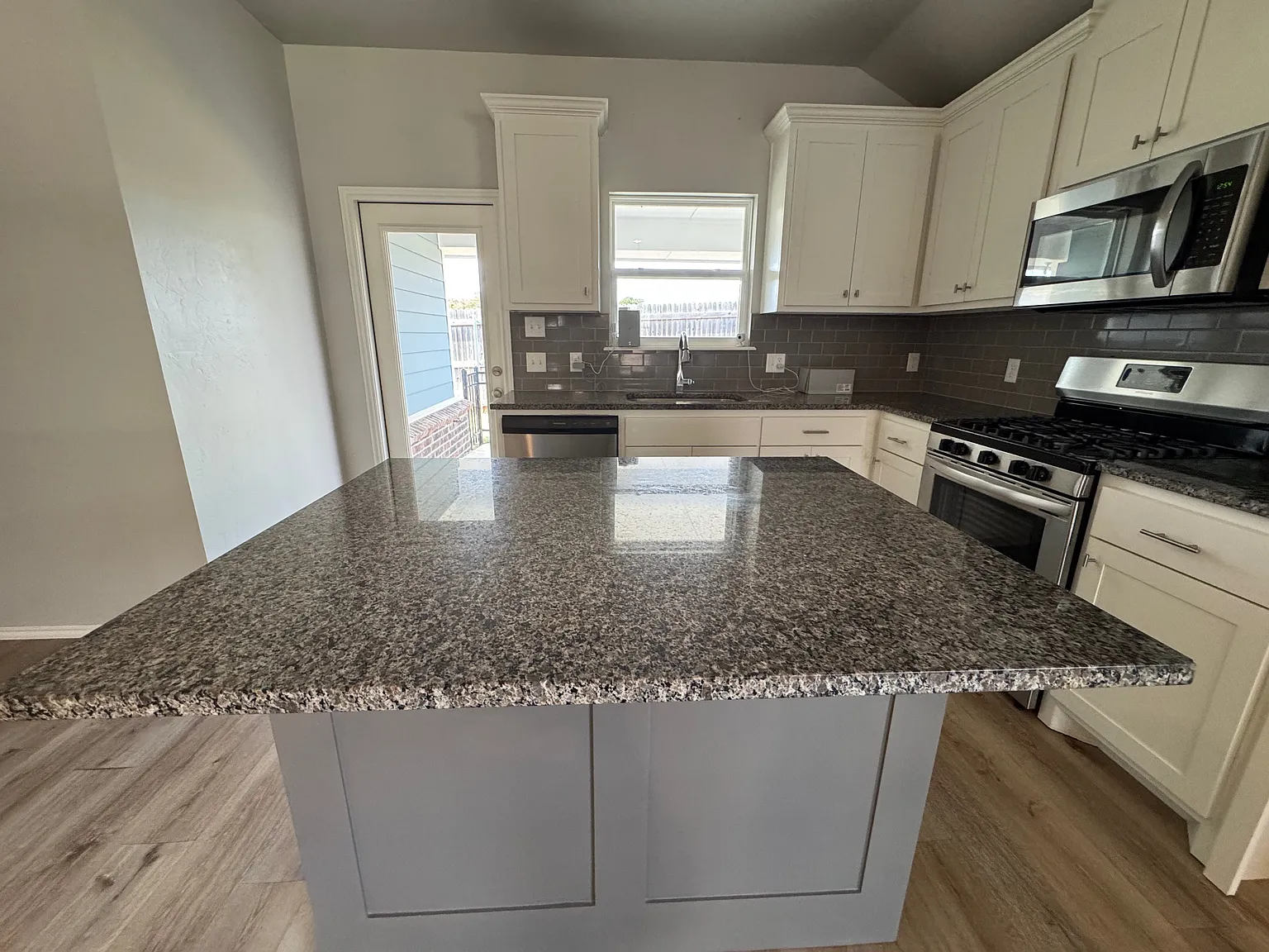 3 bed, 1601 sqft, $1,800 — Photo 4