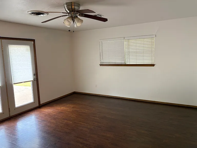 1904 Lanesboro Dr — Photo 17
