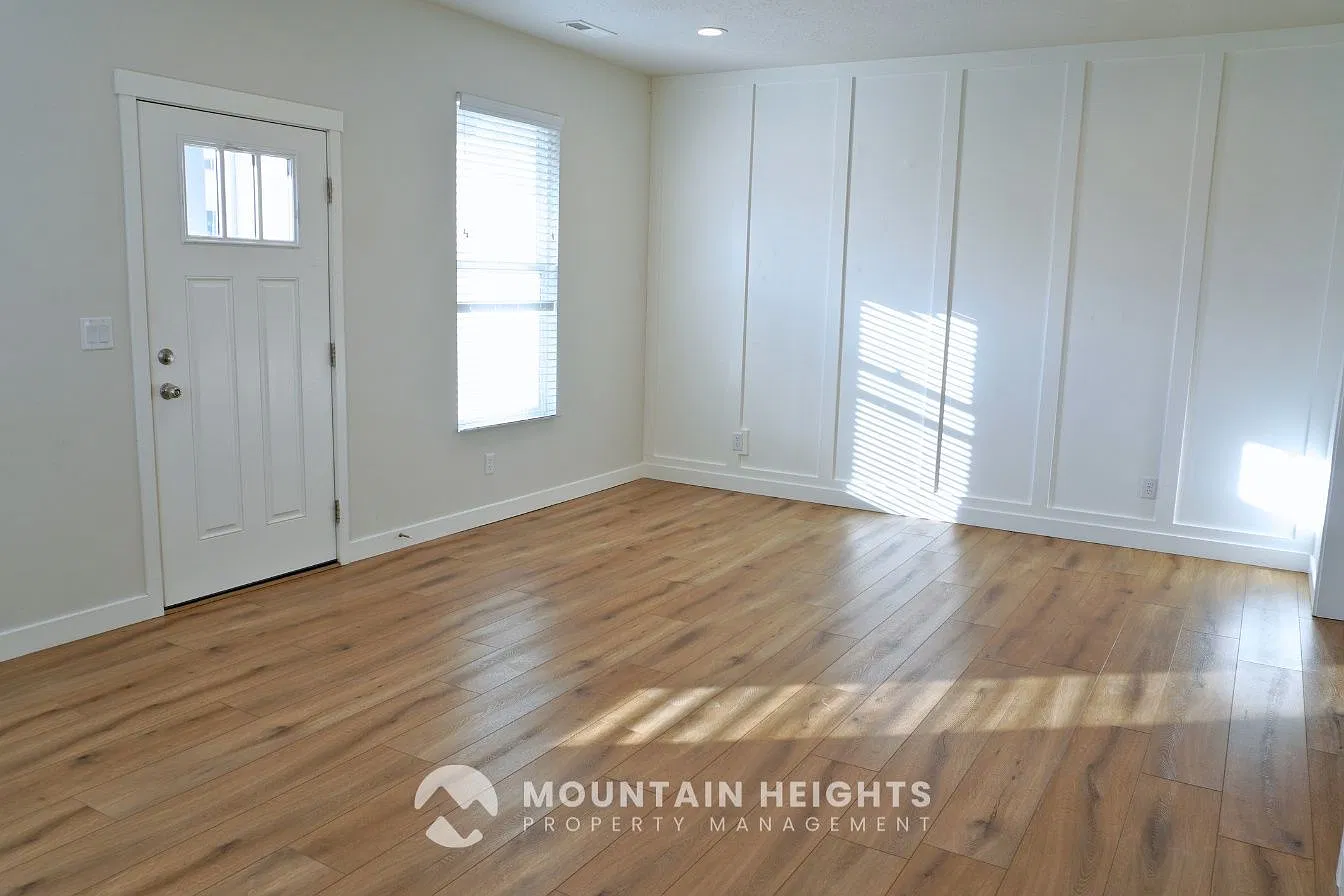 3 bed, 2.5 bath, 1612 sqft, $2,200 — Photo 3